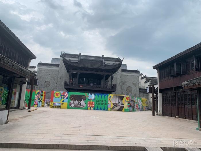 一字肩印花紧身连衣裙，你认为这样的裙子适合比较瘦的美女们吗？